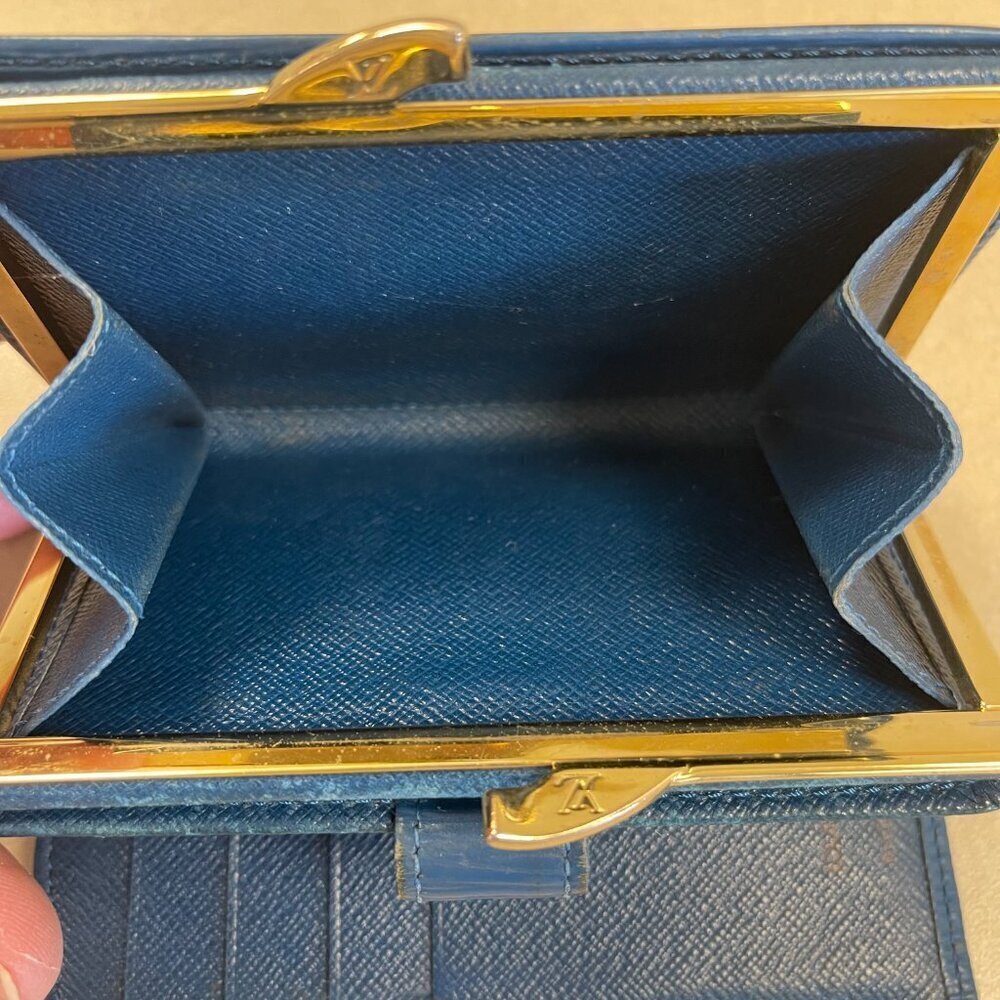 Louis Vuitton Toledo Blue Epi Leather Kisslock Wallet - Preowned - Picture 4 of 11